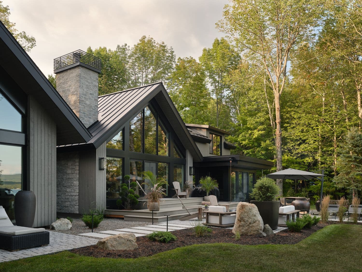 La façade au bord du lac, cheminée de pierre et terrasse